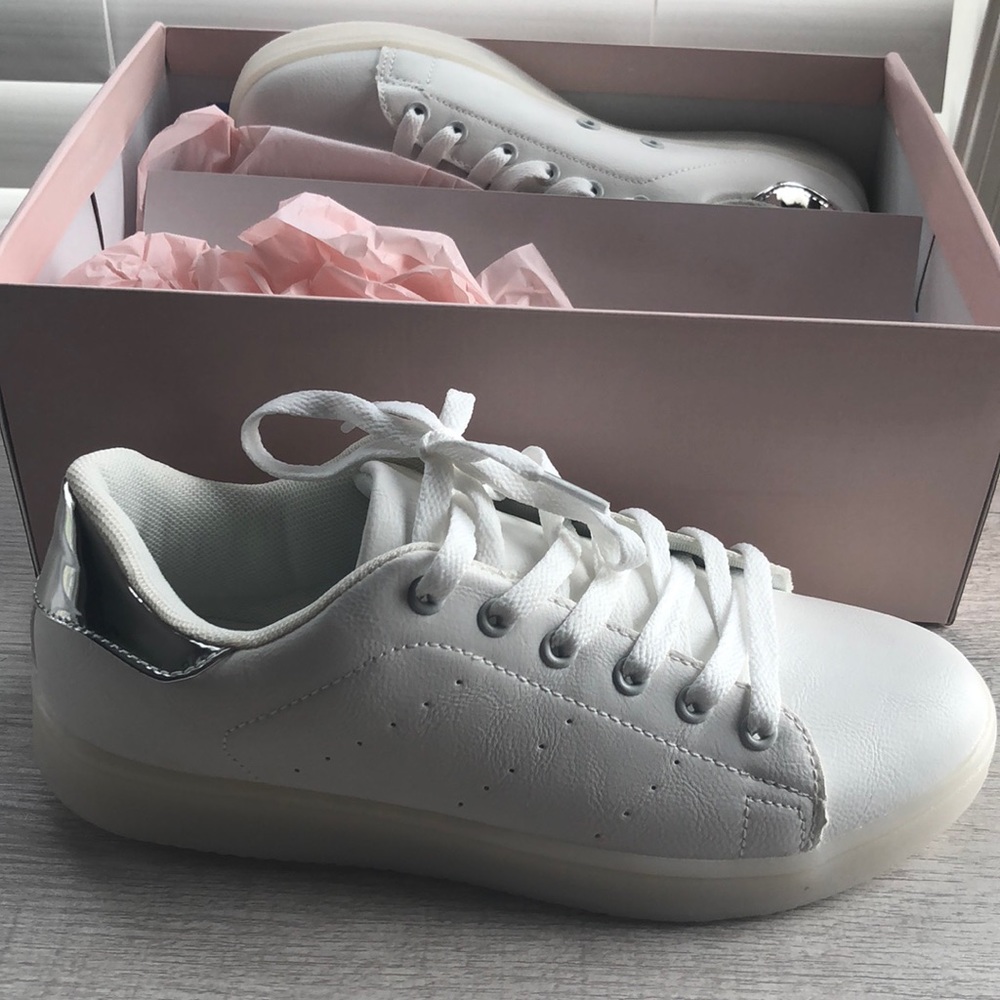 Yumi Sneakers